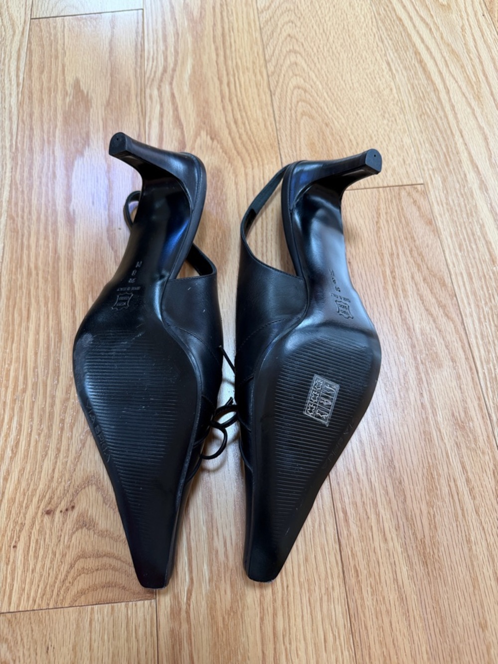 Via Spiga Women’s 8, black janie slingback pointed toe heels. - Picture 5 of 10